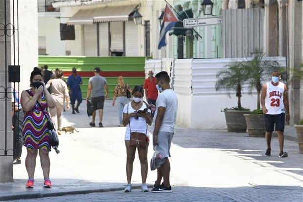 Người dân đeo khẩu trang phòng dịch COVID-19 tại La Habana, Cuba
