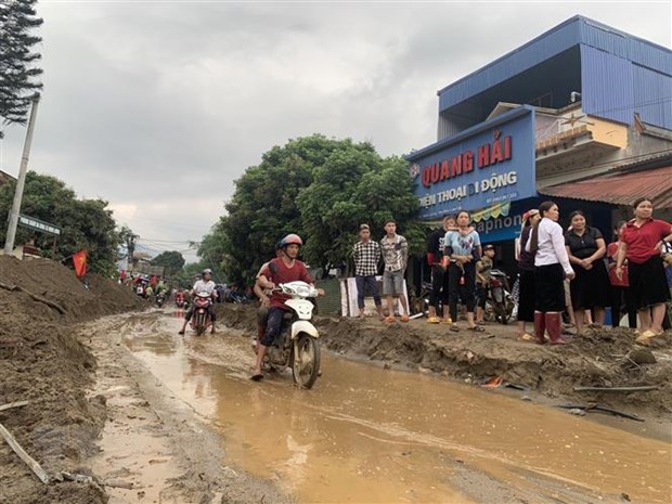 Bùn đất theo lũ trôi về tràn ngập trên Quốc lộ 279 thuộc địa phận Lào Cai