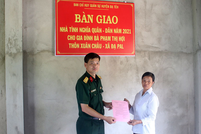 Ban Chỉ huy Quân sự huyện trao nhà tình nghĩa quân – dân cho gia đình bà Phạm Thị Hợi