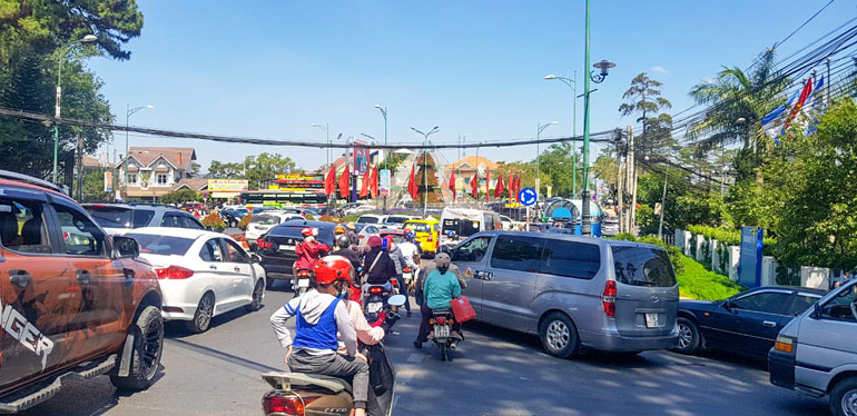 Vòng xuyến Kim Cúc, cửa ngõ vào trung tâm TP Đà Lạt thường xảy ra ùn tắc cục bộ khi lượng xe đổ về quá lớn trong các dịp lễ