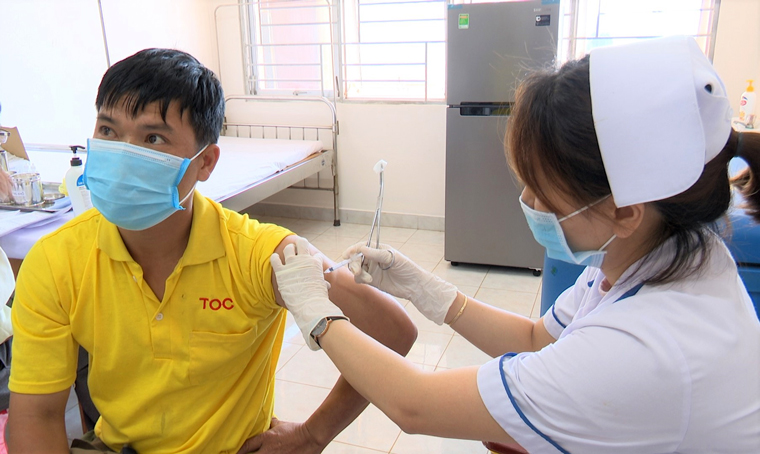 Tiêm vắc xin phòng Covid – 19 cho lực lượng tham gia phòng chống dịch huyện Bảo Lâm