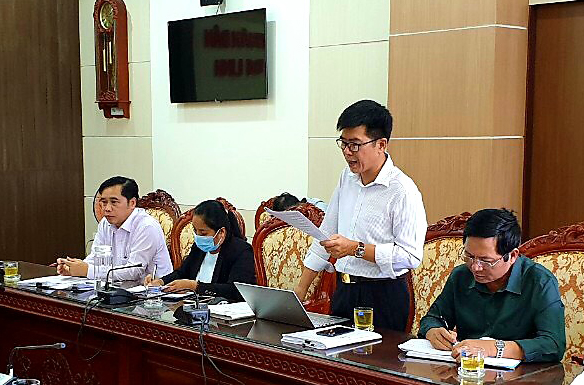 Đại diện huyện Di Linh báo cáo với đoàn kiểm tra về tiến độ, kết quả triển khai công tác bầu cử đến thời điểm này tại Di Linh