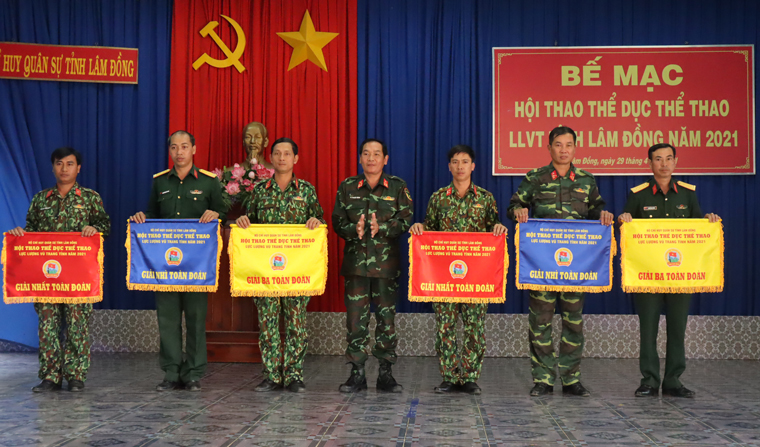 Đại tá Vy Thanh Minh - Phó Chỉ huy trưởng, Tham mưu trưởng  Bộ CHQS tỉnh, Trưởng Ban tổ chức Hội thao trao giải cho các đơn vị đạt thành tích trong hội thao