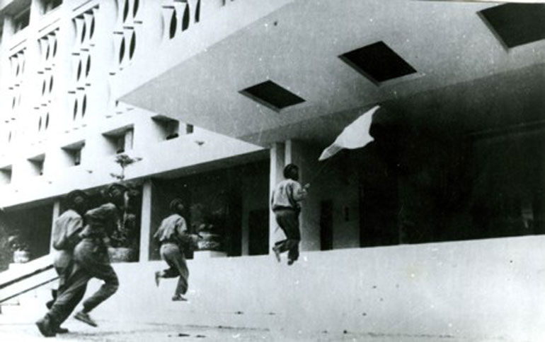 Bốn chiến sĩ Binh đoàn Hương Giang mang cờ tiến thẳng vào Dinh Độc Lập trưa ngày 30/4/1975. Ảnh: Tư liệu