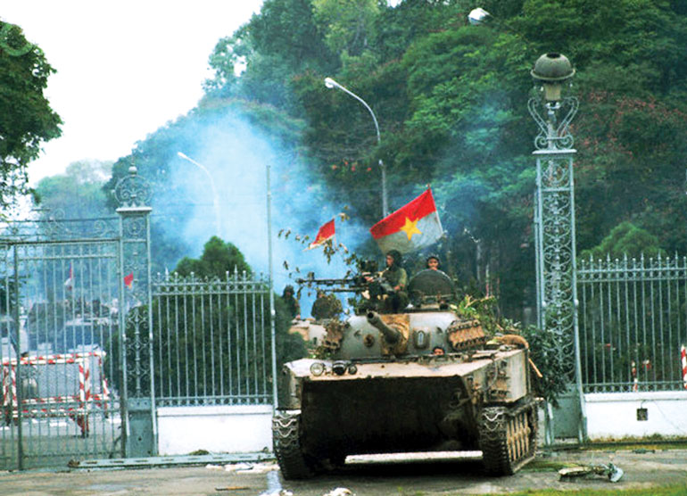 Xe tăng T59 số hiệu 390 húc sập cổng chính Dinh Độc lập. Ảnh: Tư liệu