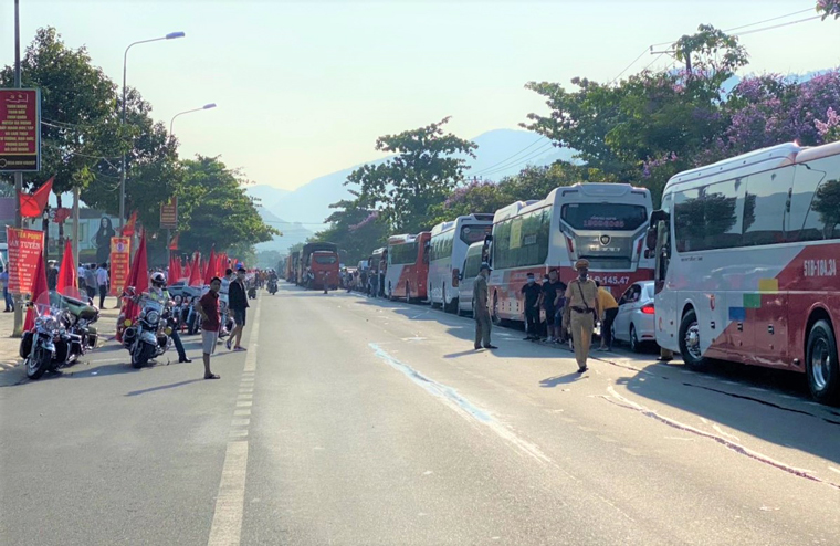 CSGT chốt chặn điều tiết giao thông tại chân đèo Bảo Lộc để đoàn đua đi qua