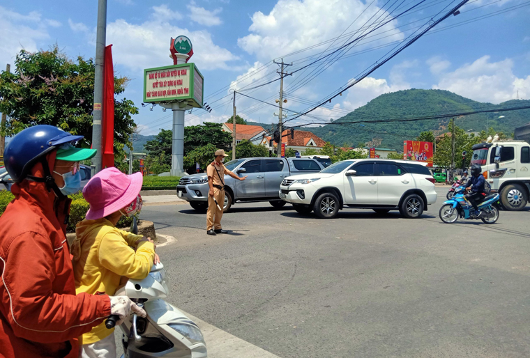 Lực lượng cảnh sát giao thông hướng dẫn người điều khiển phương tiện lên Đà Lạt theo đường tỉnh 721