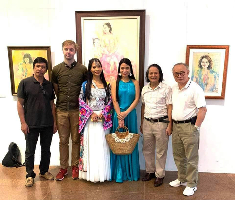 Tác giả Vi Quốc Hiệp (thứ 2 từ phải qua) chụp cùng bạn bè đến xem triển lãm