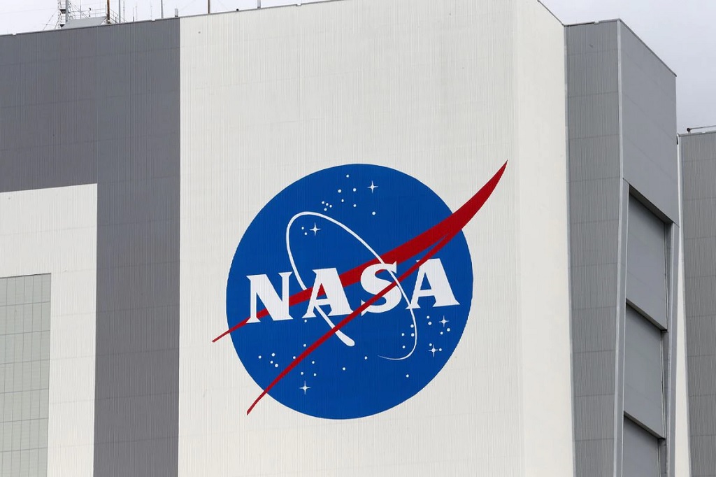 Biểu trưng của NASA được nhìn thấy tại Trung tâm Vũ trụ Kennedy