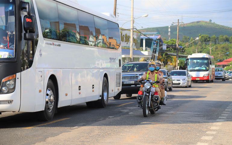 Lực lượng cảnh sát giao thông liên tục tuần tra, điều tiết giao thông trên Quốc lộ 20 đoạn từ trung tâm TP Bảo Lộc tới đèo Bảo Lộc