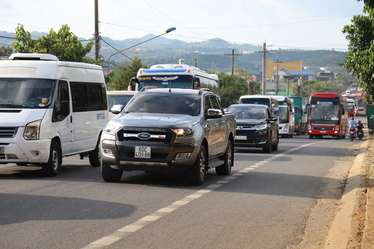 Nhiều tài xế cố tình lấn làn vượt ẩu khiến xe cộ gây ách tắc giao thông đoạn qua xã Đại Lào