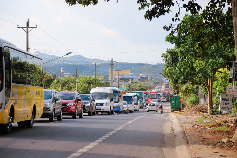 Giao thông đoạn qua xã Đại Lào lúc 17 giờ 20 phút đang bị ách tắc kéo dài