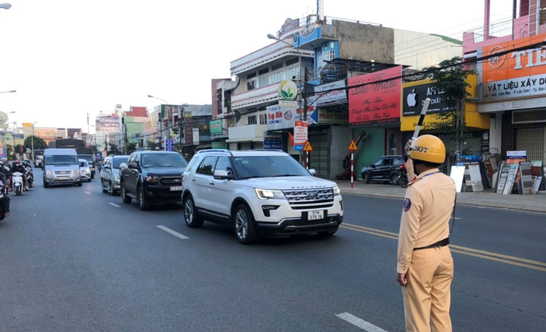 Cảnh sát giao thông TP Bảo Lộc điều tiết đảm bảo an toàn giao thông qua trung tâm thành phố