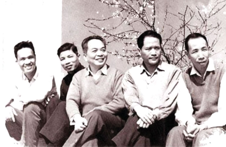 Đại tướng Võ Nguyên Giáp (giữa), Trung tướng Phạm Hồng Cư (thứ 2, từ phải sang). Ảnh chụp lại của Trung tướng Phạm Hồng Cư
