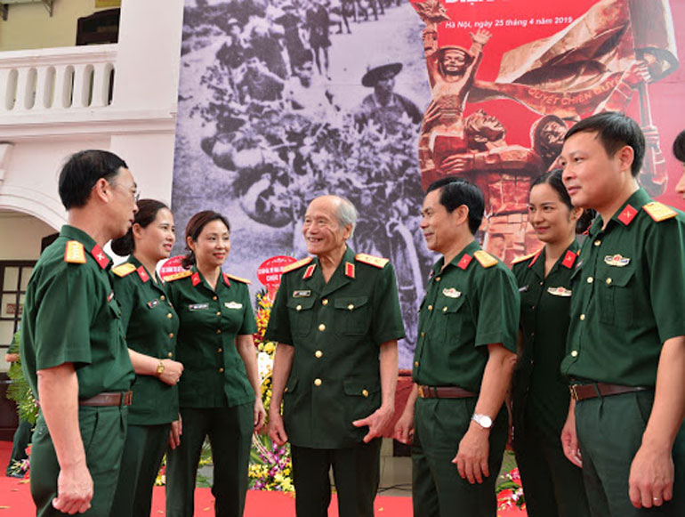 Trung tướng Phạm Hồng Cư (thứ tư, từ trái sang) kể về những ký ức hào hùng. Ảnh: Tư liệu 