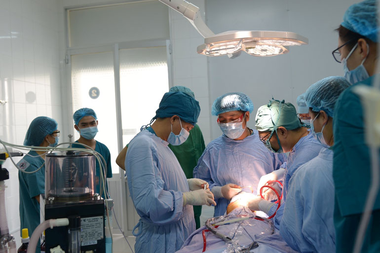 Chuyên gia BSCKII Lê Ngọc Tròn - Phó Khoa Phẫu thuật Hàm Mặt của Bệnh viện Răng Hàm Mặt Trung ương TP HCM chuyển giao kỹ thuật cho BS BVĐK Lâm Đồng phẫu thuật các ca khó