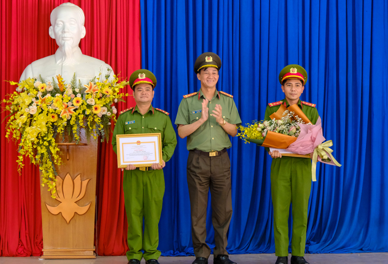 Đại tá Trần Minh Tiến - Giám đốc Công an tỉnh Lâm Đồng tặng giấy khen cho hai cán bộ Đội Cảnh sát Hình sự, Công an TP Đà Lạt