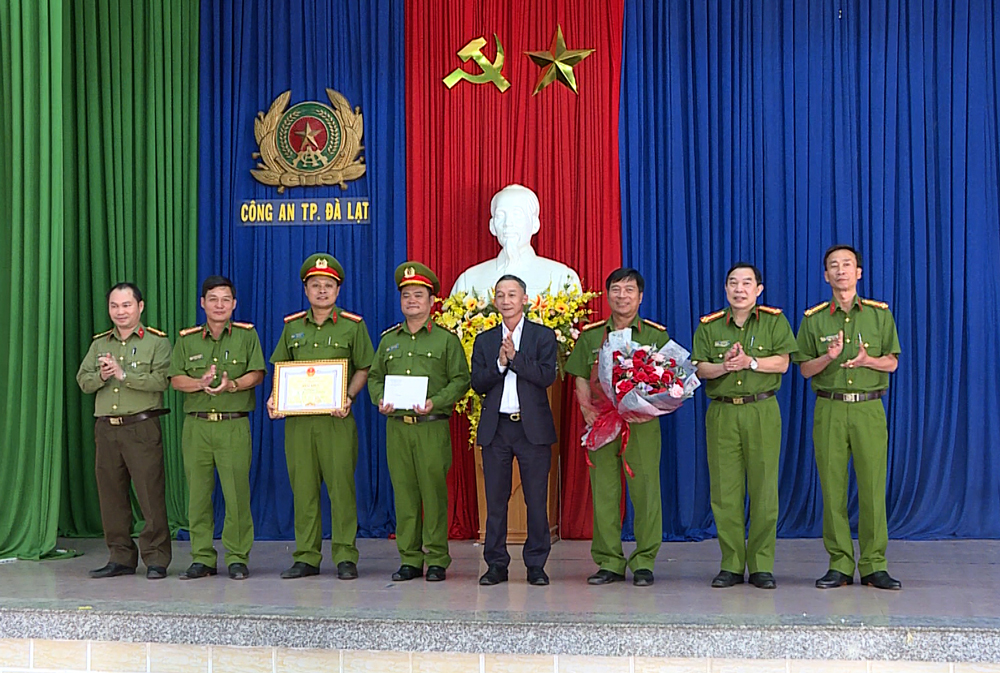 Đồng chí Trần Văn Hiệp - Chủ tịch UBND tỉnh Lâm Đồng tặng bằng khen và tiền thưởng cho Đội Cảnh sát Hình sự, Công an TP Đà Lạt 