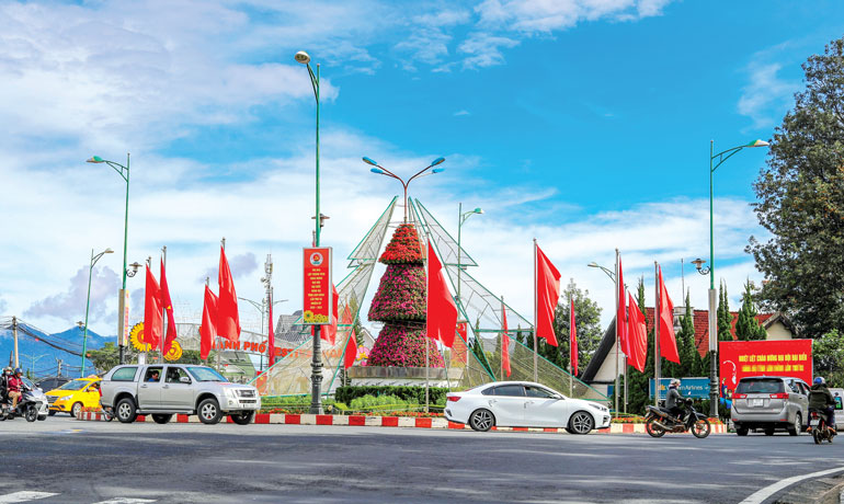 Cửa ngõ vào trung tâm thành phố Đà Lạt được trang hoàng cờ hoa, pa-nô chào đón ngày bầu cử đại biểu Quốc hội khóa XV và đại biểu HĐND các cấp nhiệm kỳ 2021-2026. Ảnh: Chính Thành
