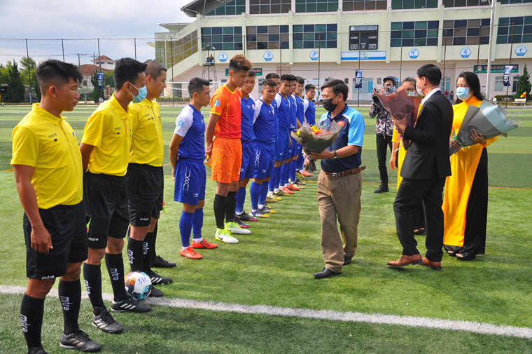 Các thành viên Ban tổ chức sân Đà Lạt trao hoa cho 2 đội bóng