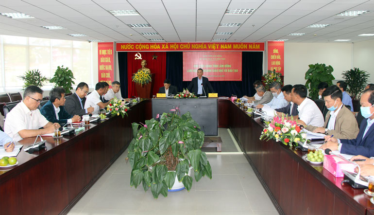 Chủ tịch UBND tỉnh Lâm Đồng Trần Văn Hiệp làm việc với ngành giáo dục - đào tạo