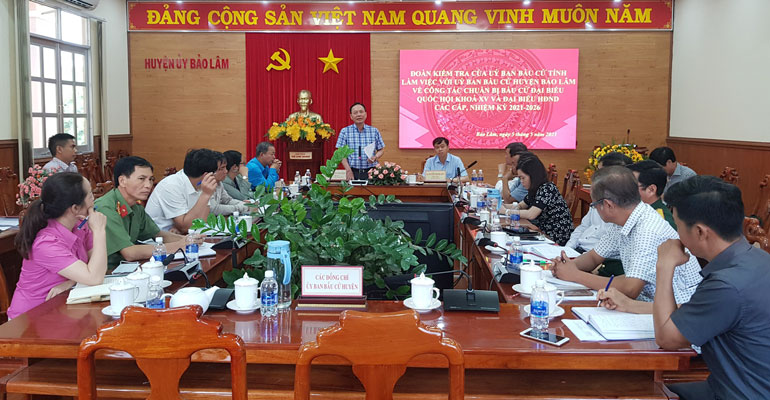 Ông Nguyễn Văn Yên - Trưởng Ban Nội chính Tỉnh ủy cùng đoàn công tác kiểm tra công tác chuẩn bị bầu cử tại huyện Bảo Lâm
