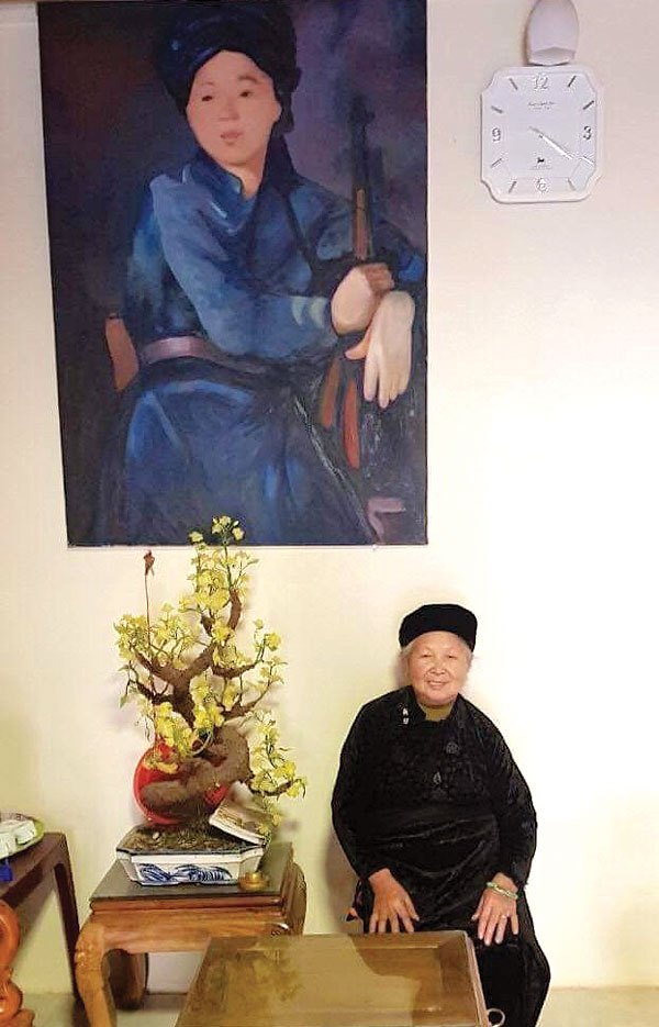 Tác phẩm vẽ phụ nữ đầu tiên “Nữ dân quân Tày - Đồng Văn” bên cạnh nguyên mẫu bà Phiên đã hơn 70 tuổi.