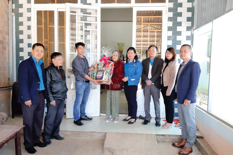 Lãnh đạo LĐLĐ thành phố Đà Lạt thăm và tặng quà gia đình người lao động