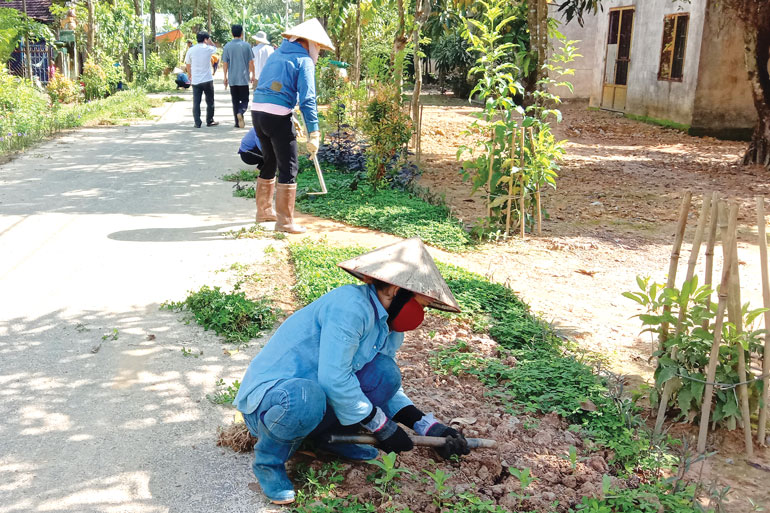 Thanh niên tham gia dọn vệ sinh làm cho đường làng, ngõ xóm xanh - sạch - đẹp