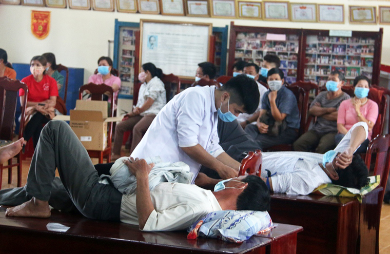 Cán bộ và Nhân dân xã Gung Ré tham gia hiến máu