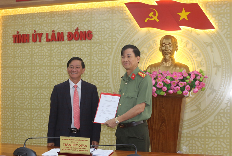 Bí thư Tỉnh ủy Lâm Đồng trao Quyết định của Ban Bí thư cho đại tá Trần Minh Tiến