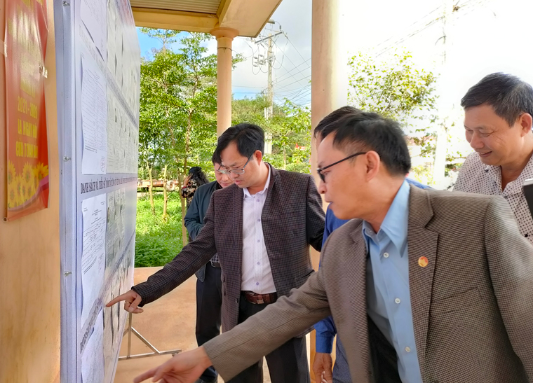 Đoàn kiểm tra số 2 Ủy ban Bầu cử tỉnh Lâm Đồng kiểm tra công tác chuẩn bị bầu cử tại một số thôn trên địa bàn xã Tu Tra, huyện Đơn Dương