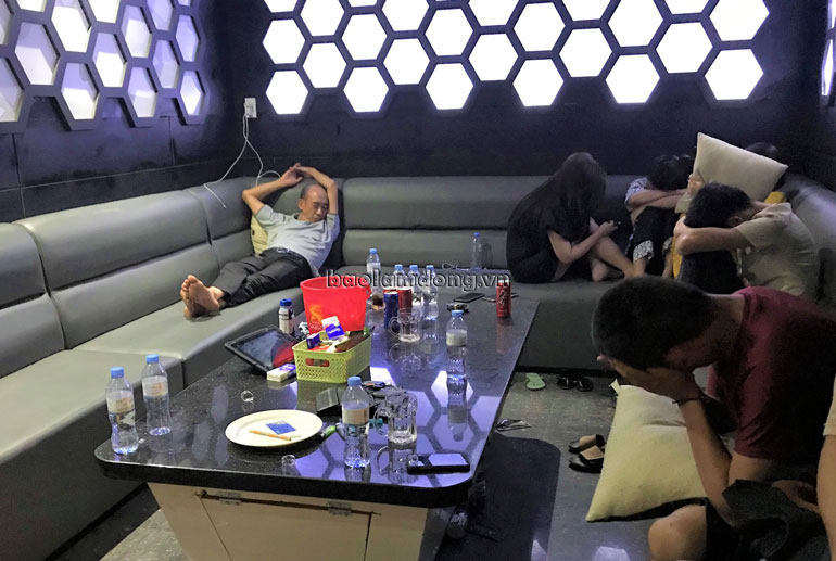 Thời điểm công an kiểm tra, 1 phòng hát trong karaoke Cát An có 6 nam, nữ thanh niên đang phê ma túy