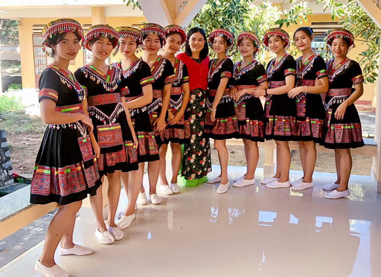 Cô Xuân Thảo (áo dài đứng giữa) cùng đội văn nghệ Trường PT Dân tộc nội trú THPT tỉnh Lâm Đồng