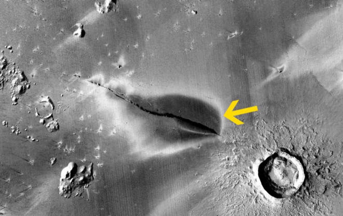 Lớp trầm tích sao hỏa quanh một vết nứt ở Cerberus Fossae