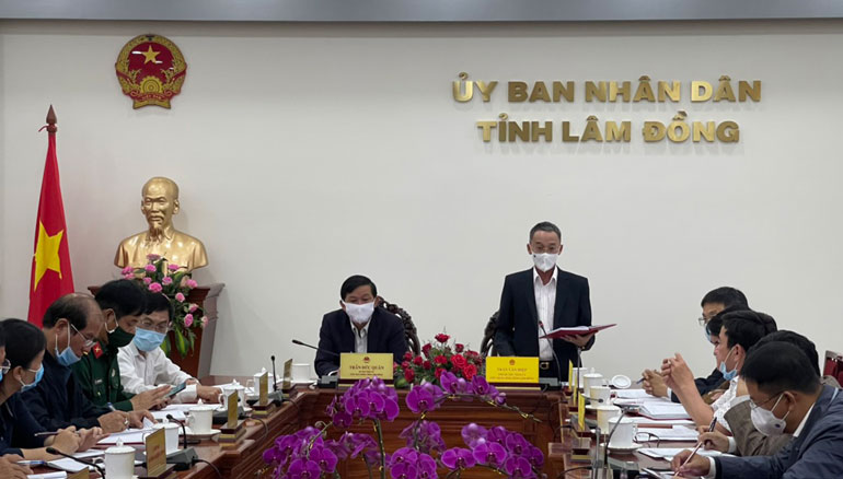 Chủ tịch UBND tỉnh Lâm Đồng Trần Văn Hiệp phát biểu chỉ đạo tại cuộc họp khẩn