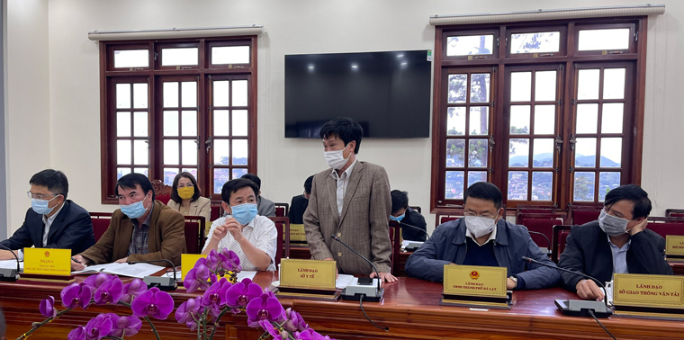 Giám đốc Sở Y tế Lâm Đồng Nguyễn Đức Thuận báo cáo tình hình tại cuộc họp