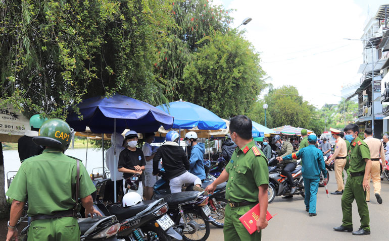  Công an TP Bảo Lộc cùng các ngành chức năng xử lý, giải tán tình trạng tập trung đông người tại khu vực buôn bán cà phê ở bờ hồ Bảo Lộc