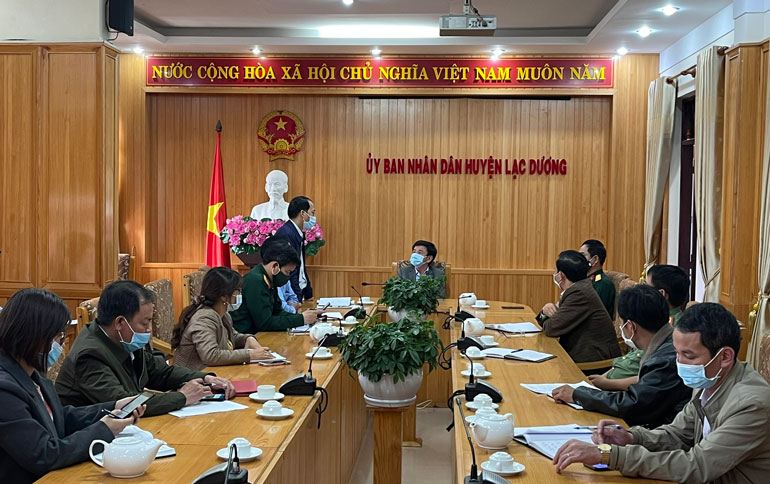 Ông Sử Thanh Hoài – Chủ tịch UBND huyện Lạc Dương báo cáo về công tác phòng chống dịch trên địa bàn huyện với đoàn kiểm tra