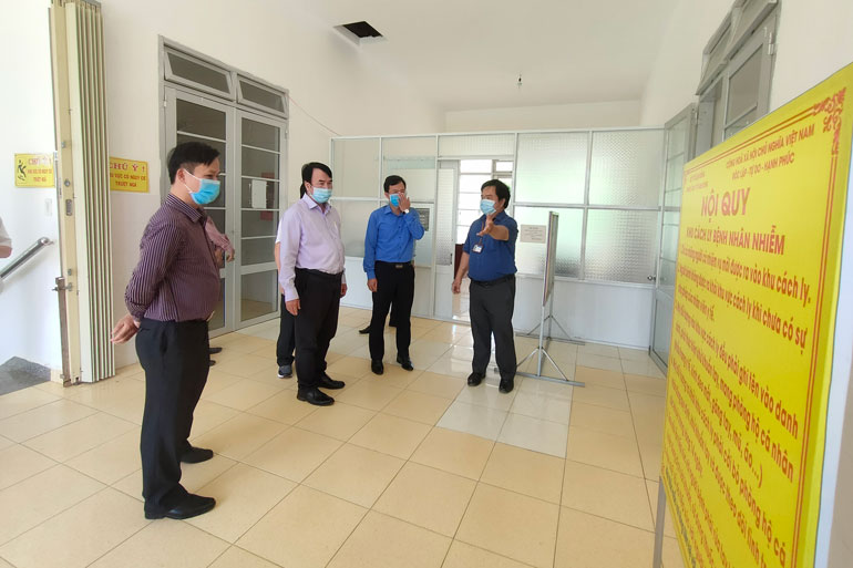 Ông Phạm S – Phó Chủ tịch UBND tỉnh, kiểm tra khu cách ly nghi nhiễm tại Trung tâm Y tế huyện Đam Rông
