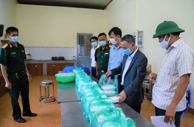 Chủ tịch UBND tỉnh Lâm Đồng Trần Văn Hiệp kiểm tra công tác hậu cần tại khu cách ly y tế xã Đại Lào (TP Bảo Lộc)