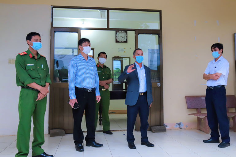 Chủ tịch UBND tỉnh Lâm Đồng Trần Văn Hiệp kiểm tra công tác chuẩn bị tại khu cách ly y tế thuộc Trung đoàn Cảnh sát Cơ động Công an Lâm Đồng (Phường 2, TP Bảo Lộc)
