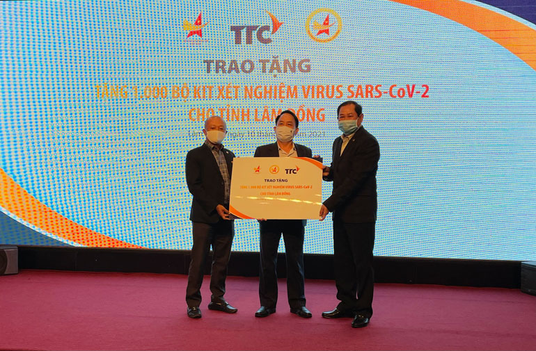 Hội Doanh nhân trẻ Việt Nam phối hợp với Tập đoàn TTC và Hội Doanh nhân trẻ tỉnh Lâm Đồng trao bảng tượng trưng 1.000 bộ kit xét nghiệm virus SARS-CoV- 2 cho Sở Y tế Lâm Đồng