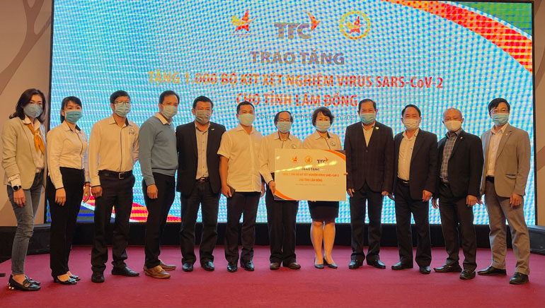 Các đại biểu thuộc Tập đoàn TTC và Hội Doanh nhân trẻ tỉnh Lâm Đồng, Sở Y tế và Trung tâm Kiểm soát Bệnh tật tỉnh cùng chụp hình lưu niệm