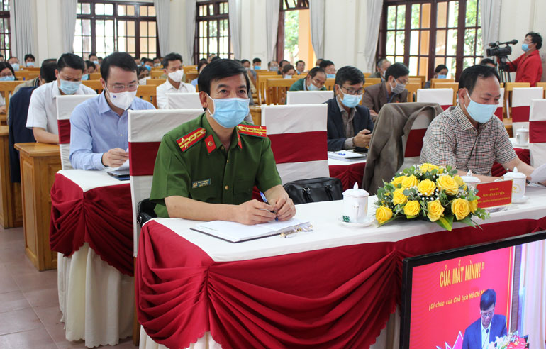 Các đại biểu và cử tri tham dự buổi tiếp xúc cử tri giữa những người ứng cử đại biểu Quốc hội đơn vị bầu cử số 1 với cử tri huyện Lạc Dương
