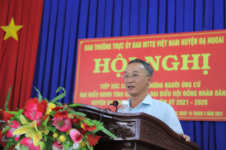 Thay mặt các ứng cử viên, ông Trần Văn Hiệp - Chủ tịch UBND tỉnh Lâm Đồng phát biểu tiếp thu ý kiến của cư tri
