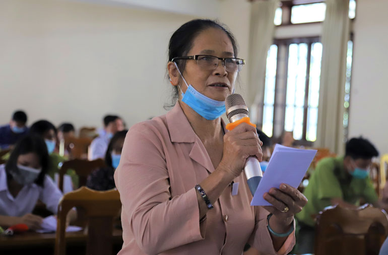 Cử tri huyện Đạ Huoai phát biểu ý kiến đóng góp vào chương trình hành động của các ứng cử viên đại biểu HĐND tỉnh Lâm Đồng đơn vị bầu cử số 16. Ảnh: Khánh Phúc