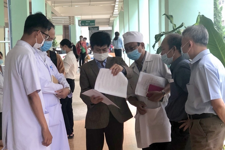 Giám đốc Sở Y tế Lâm Đồng Nguyễn Đức Thuận kiểm tra phương án chống dịch Covid-19 tại Bệnh viện Đa khoa II Lâm Đồng