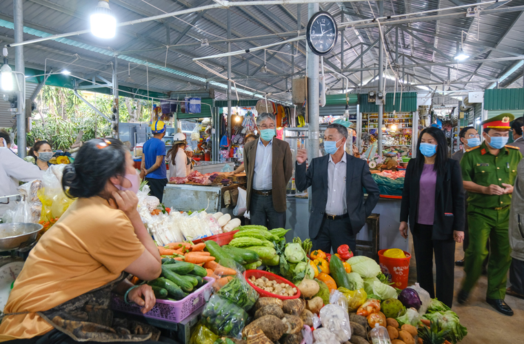 Chủ tịch UBND tỉnh Lâm Đồng hỏi thăm hoạt động kinh doanh của các tiểu thương chợ tạm Phan Chu Trinh
