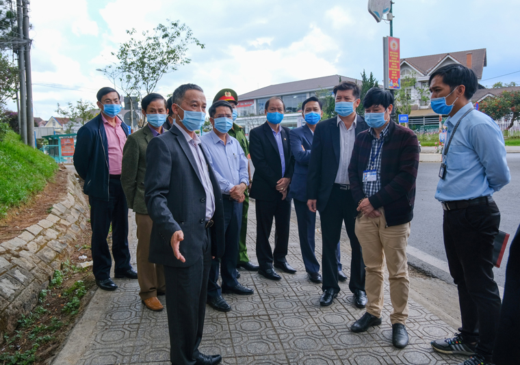 Chủ tịch UBND tỉnh Lâm Đồng dẫn đầu đoàn công tác của UBND tỉnh đi kiểm tra việc mở rộng nút giao thông ngã năm Kim Cúc chiều nay